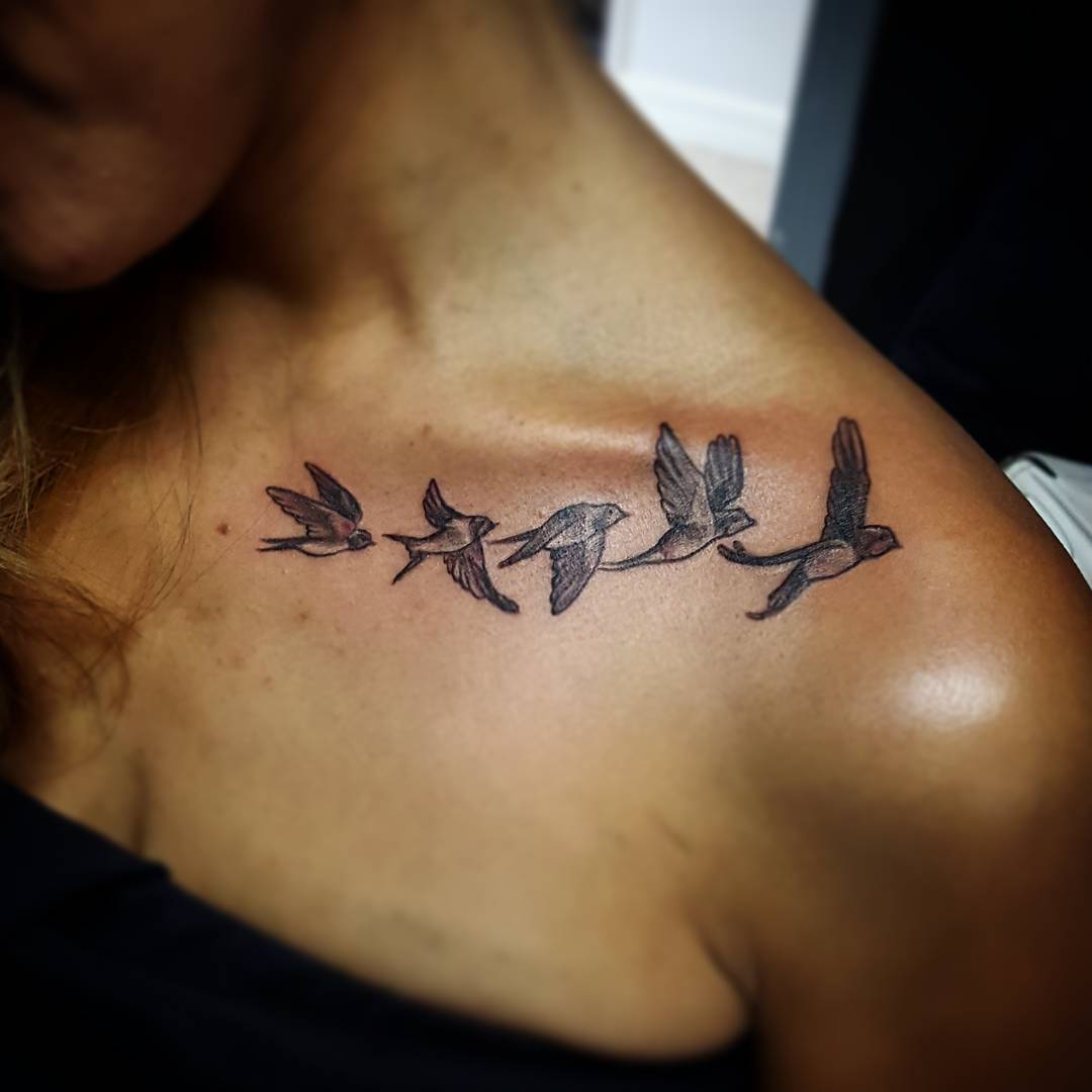tatouage sur la clavicule femme hirondelles noir et blanc