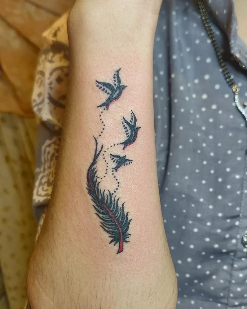 tatouage symbole liberté hirondelles avec plume
