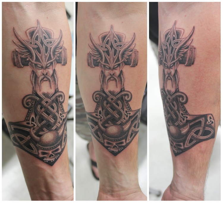tatouage viking signification Odin dieu nordique modèle tattoo jambe
