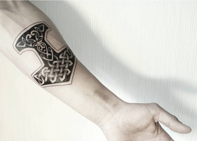 tatouage viking signification Odin modèle avant bras