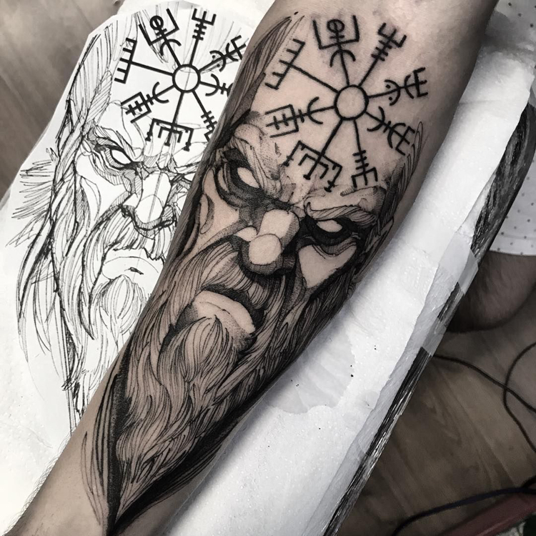 tatouage viking signification dieu nordique Odin idées avant bras pour hommes femmes