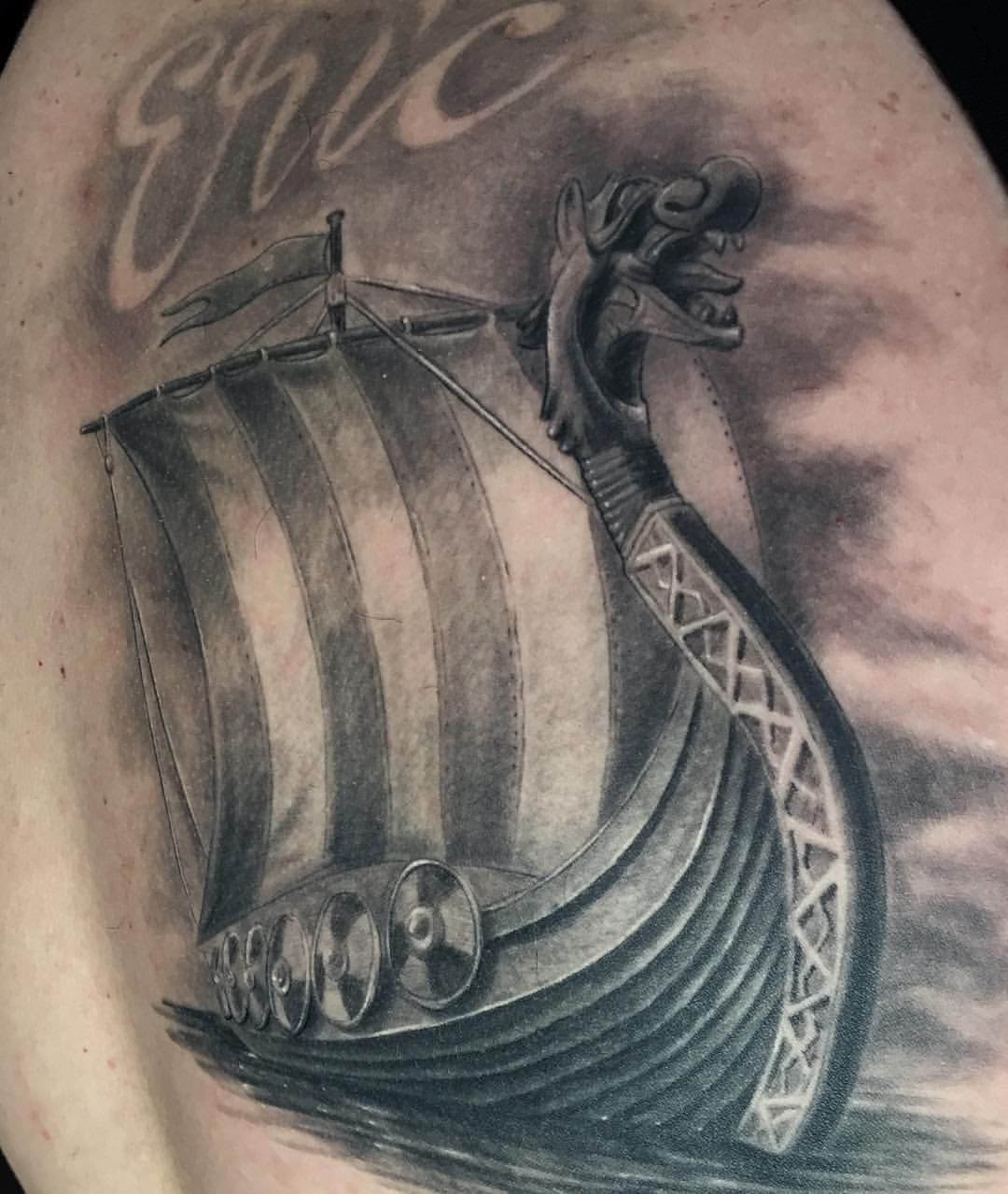 tatouage viking signification drakkar grand bateau nordique