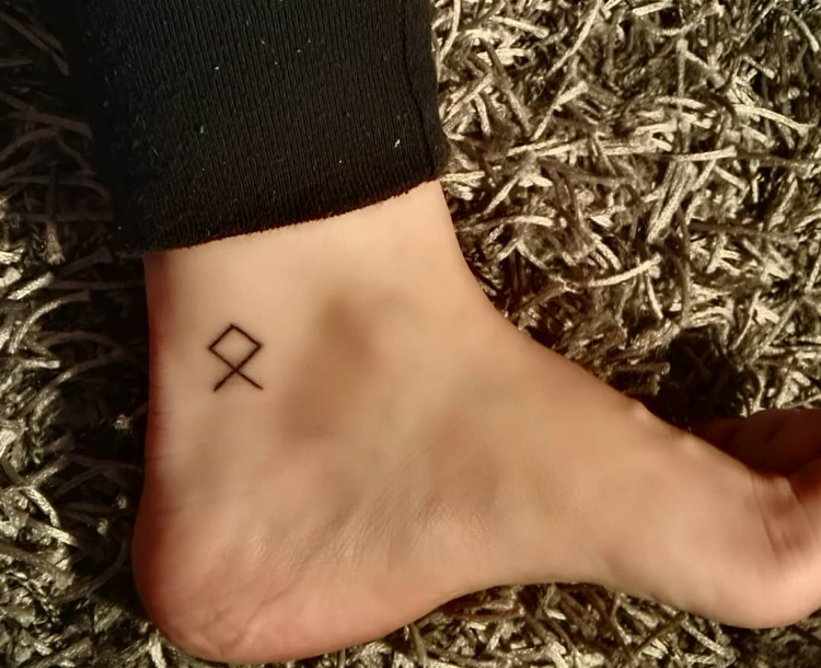 tatouage viking signification runes idée tattoo femme pied