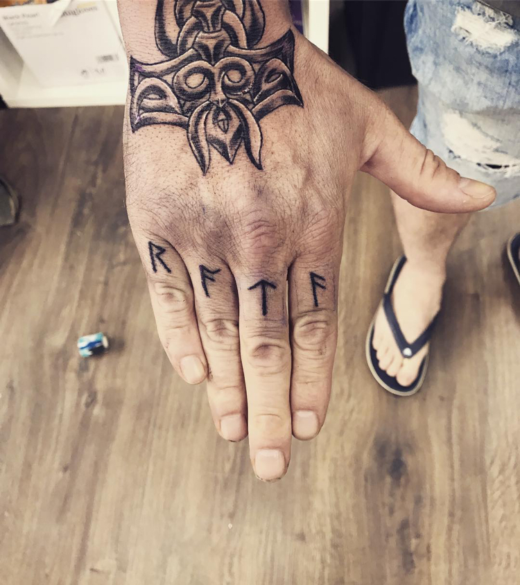 tatouage viking signification symboles nordiques design main doigts