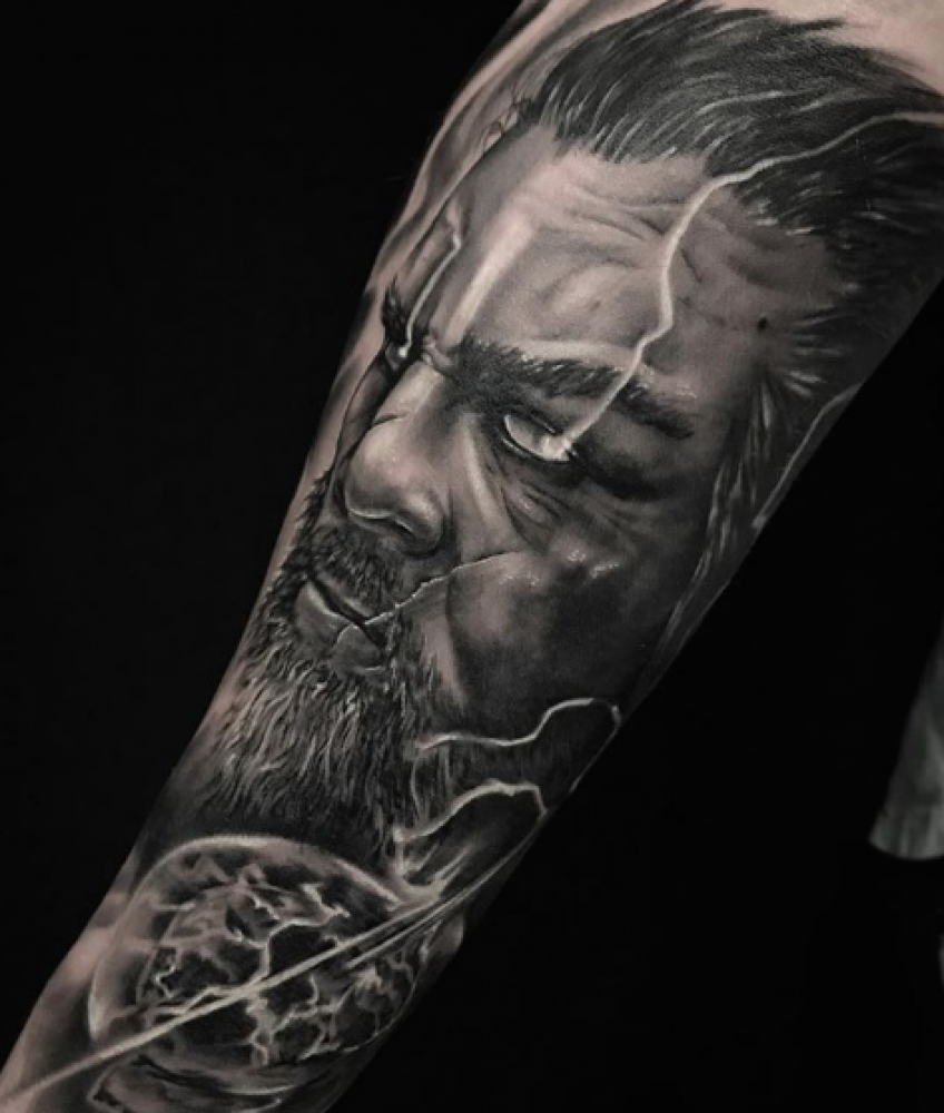 tatouage viking signification thor dieu orages fils Odin design bras