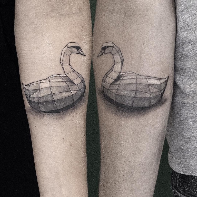 tatouages complémentaires pour couple cygnes noir et blanc bras
