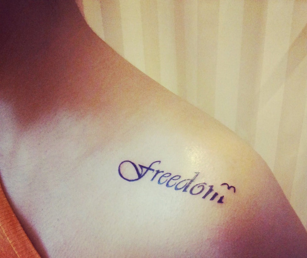 tatouages liberté écriture original bras