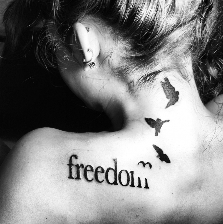 tatouages signification liberté idées modèles taille caractères