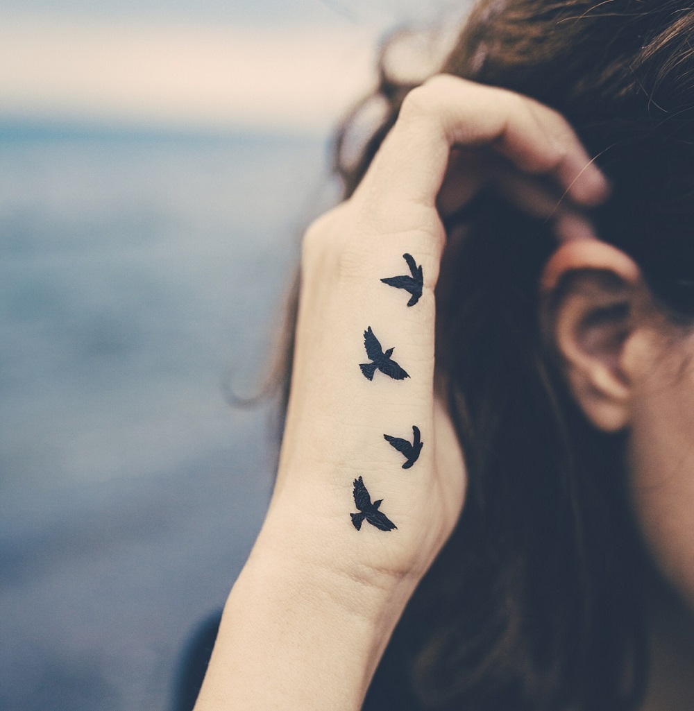 tatouages signification liberté petits oiseaux discret modèle poignet