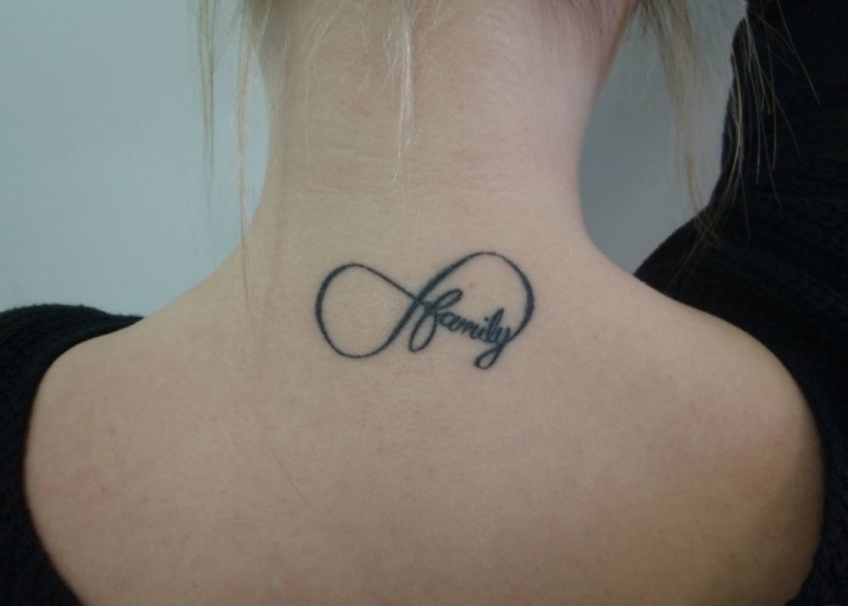 tatouage signification famille signe infinité nuque femme