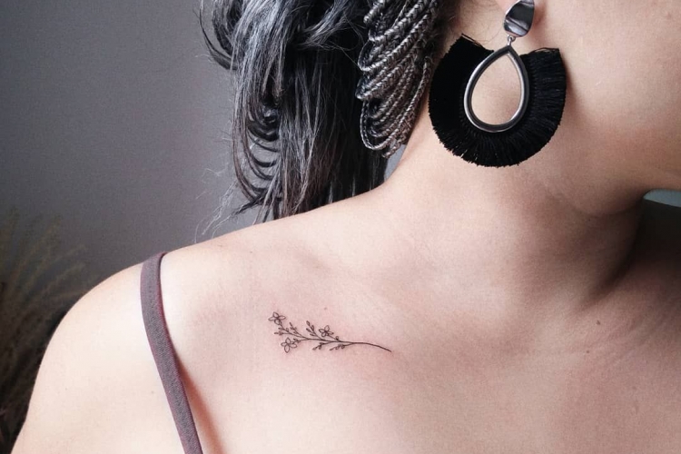 Tatouage clavicule femme - idées discrètes à copier