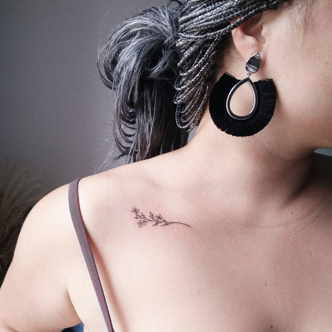 tattoo clavicule femme fleur