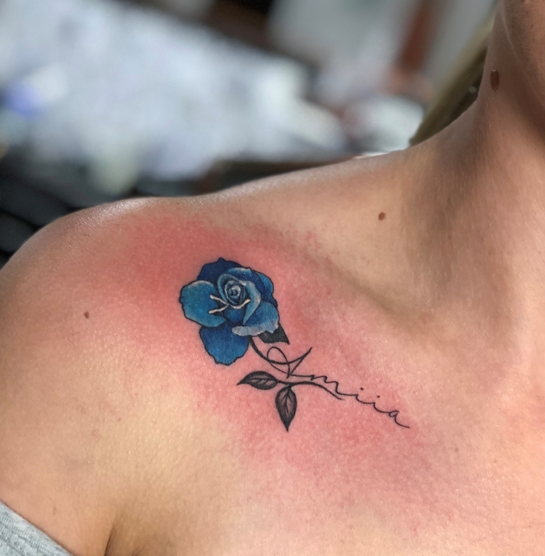 tattoo femme clavicule rose bleue