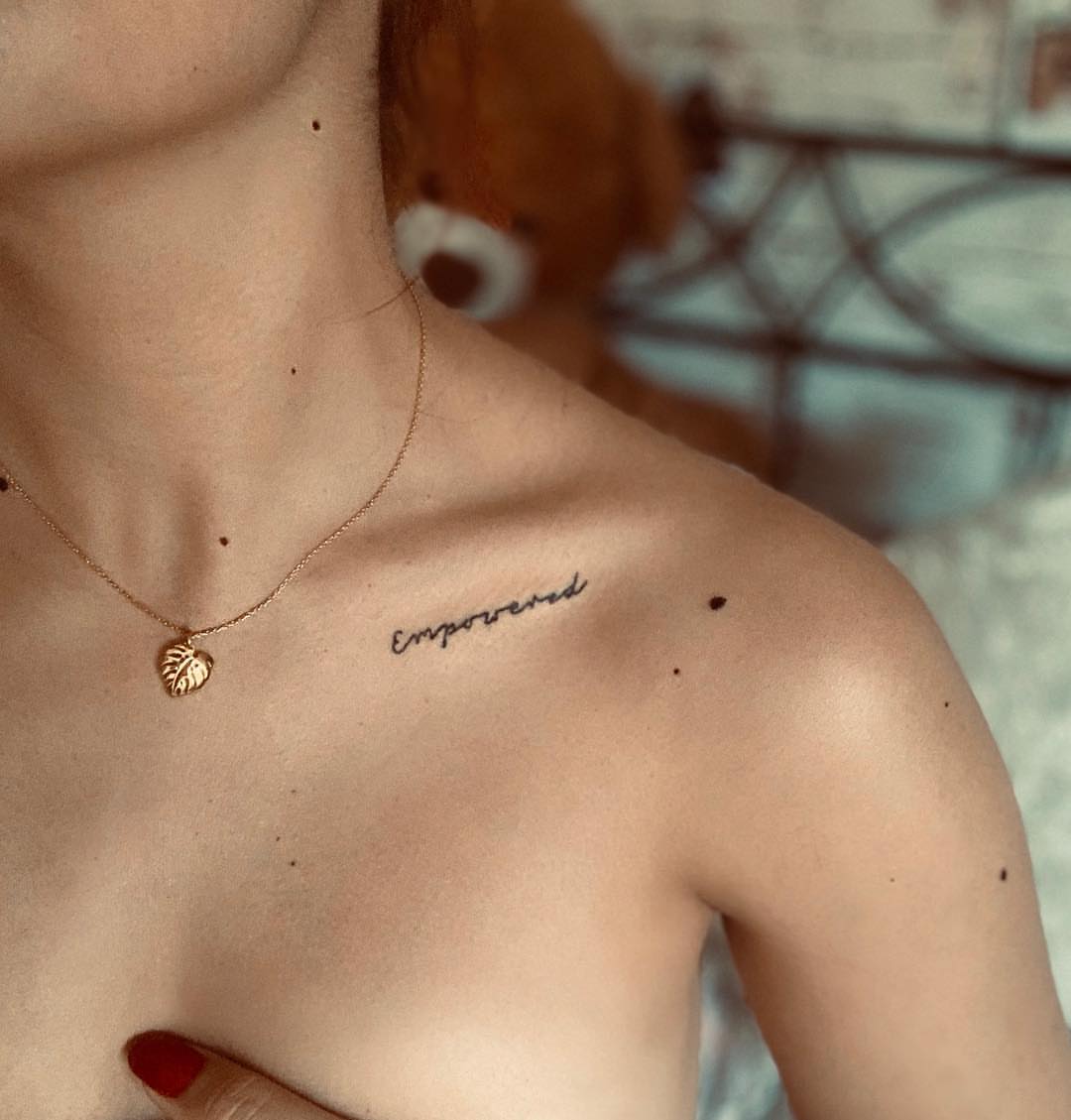 tattoo sur la clavicule femme phrase