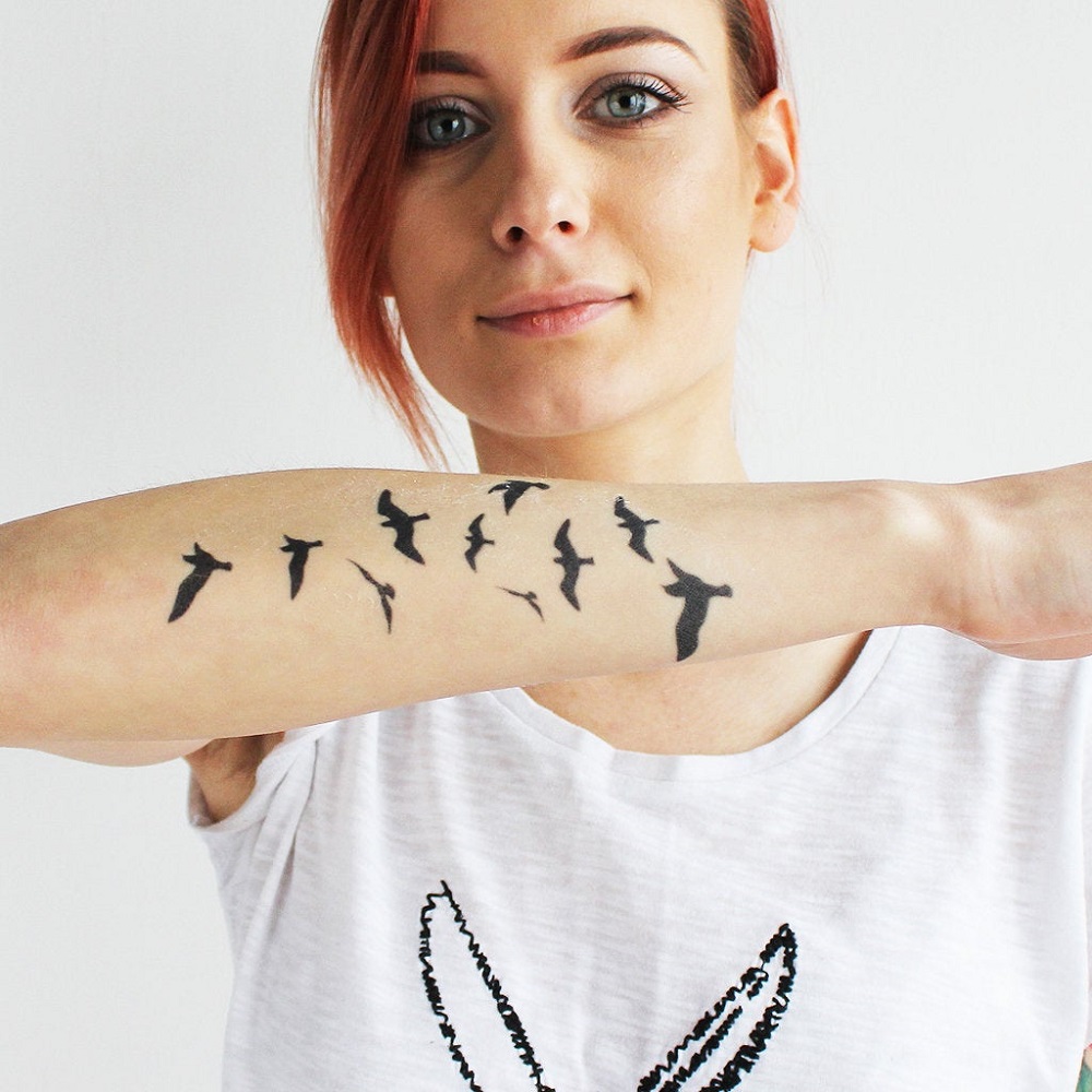 tattoo symbole liberté hirondelles bras