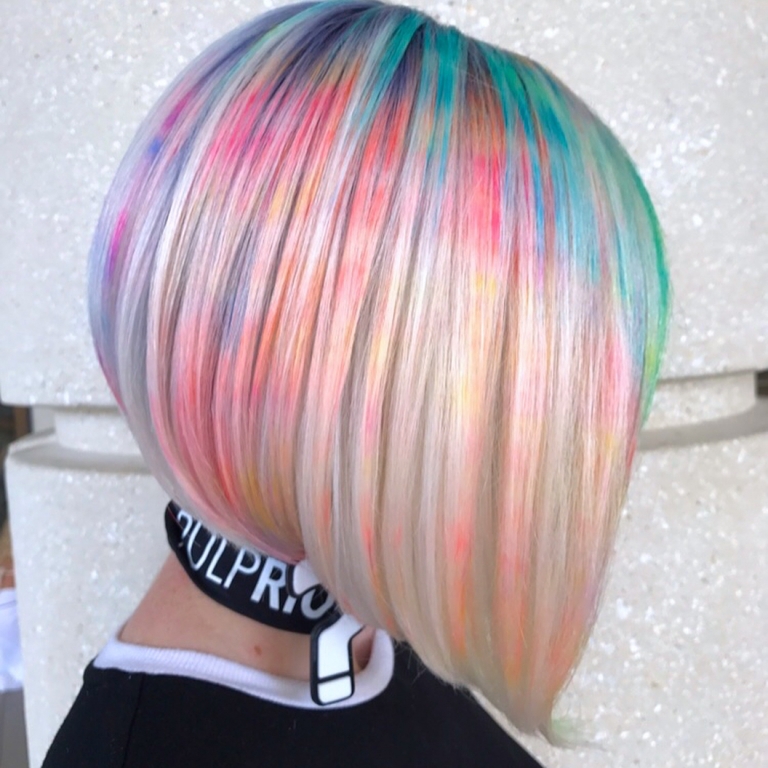 technique de coloration Marble Hair effet arc-en-ciel cheveux courts
