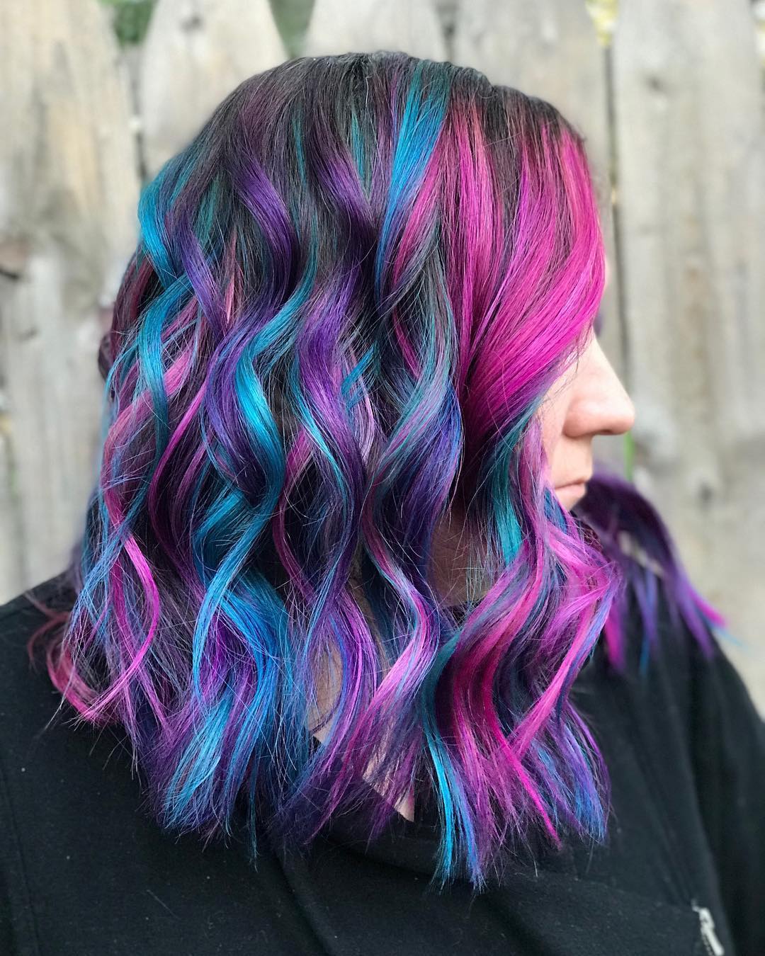 technique de coloration marbrée arc-en-ciel cheveux ondulés
