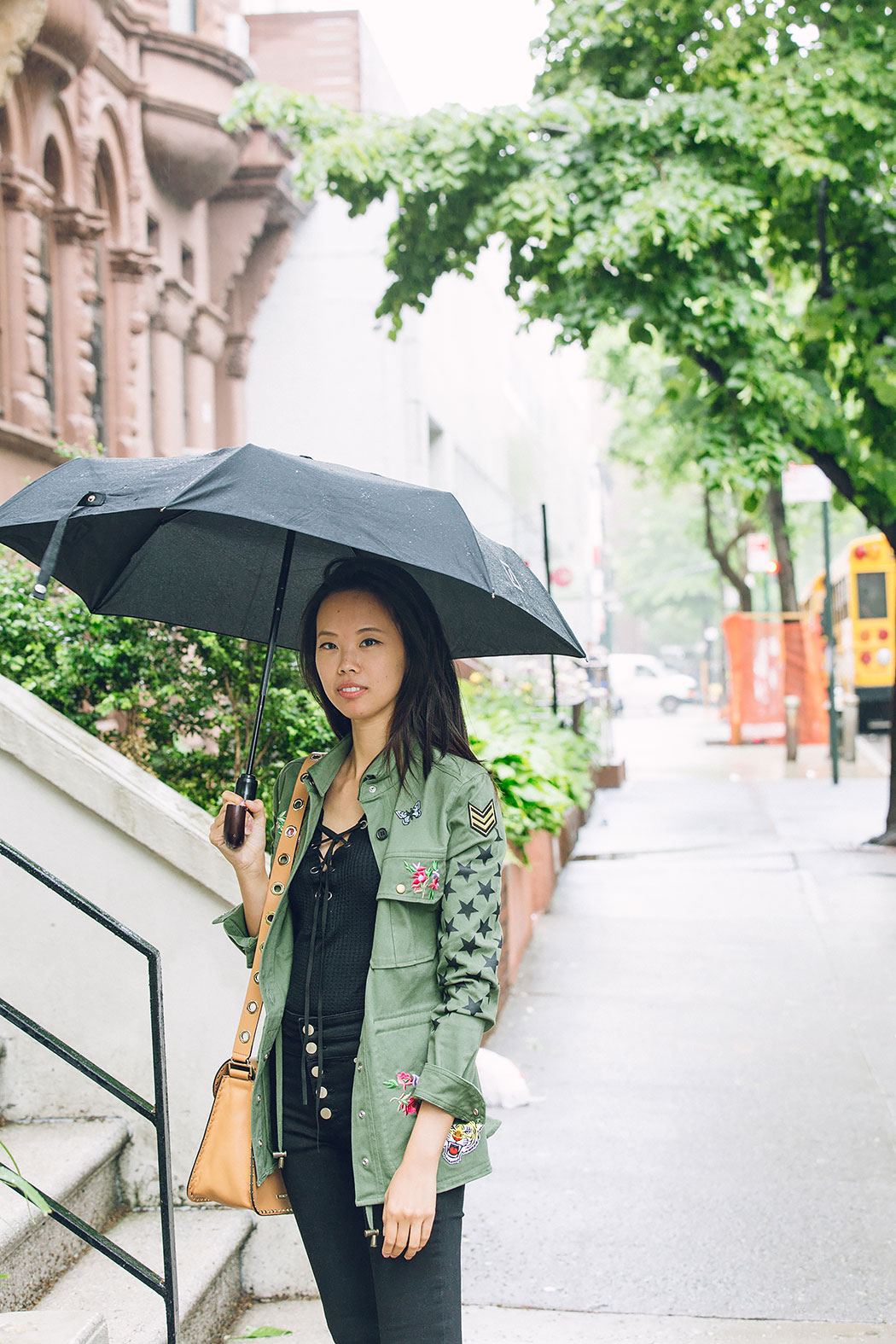 tenue de pluie femme saison estivale parapluie veste idées tendance