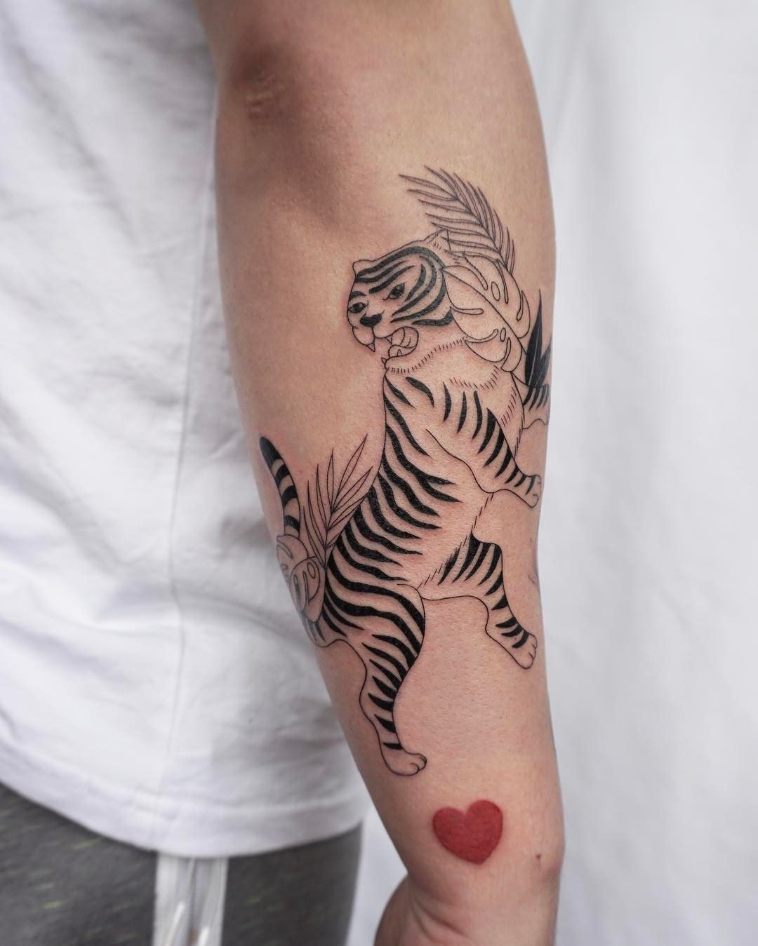 tigre d'inspiration japonaise tatouage japonais avant bras homme idée simple