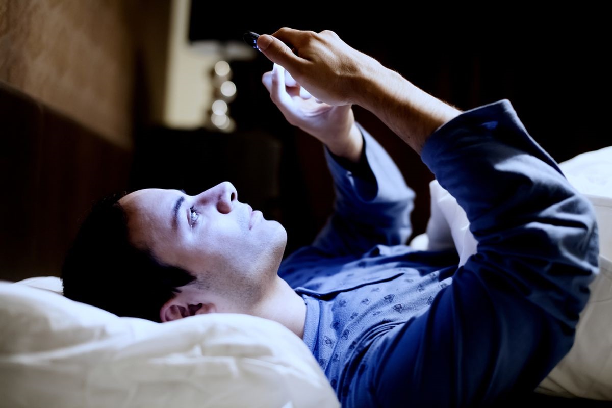 éviter utiliser smartphone dans le lit pour mincir efficacement