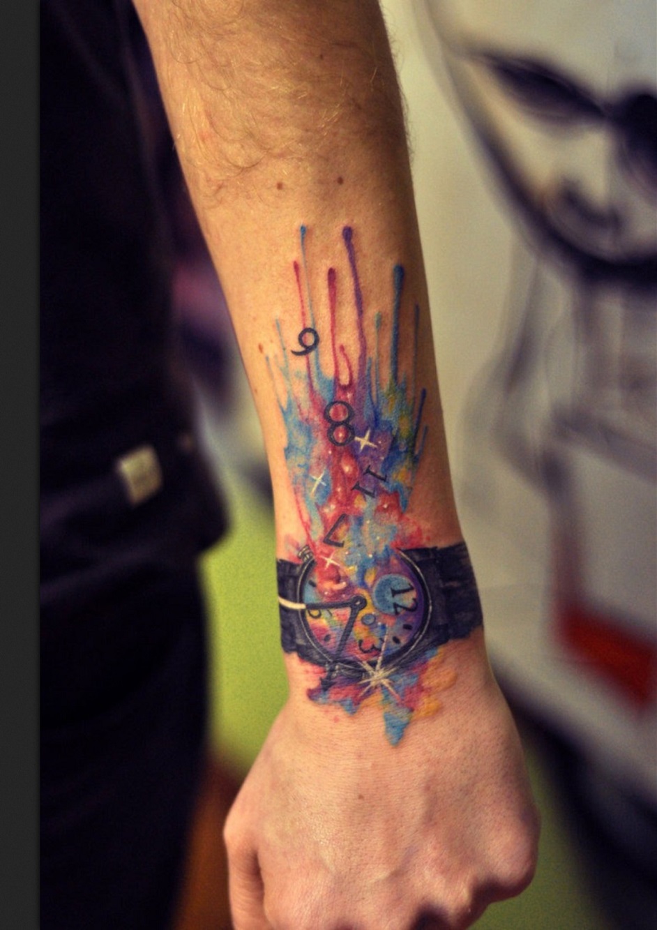 Tatouage avant-bras homme bracelet horloge tattoo coloré