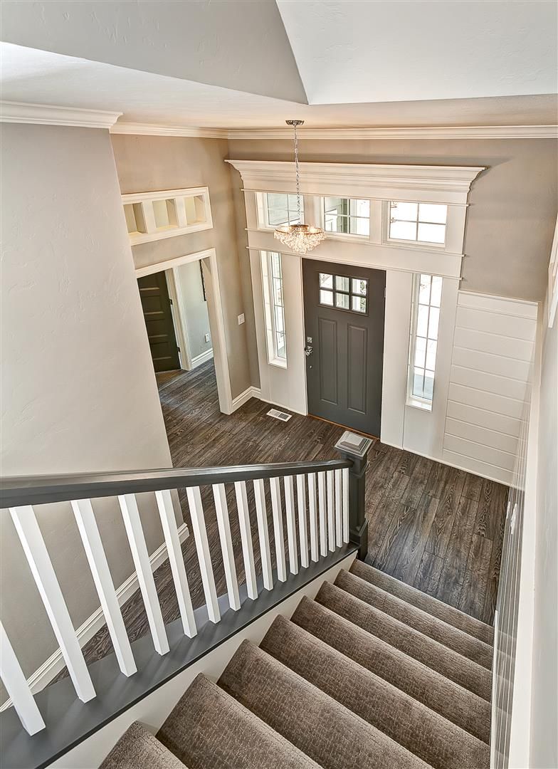 aménagement déco escalier intérieur en blanc et gris