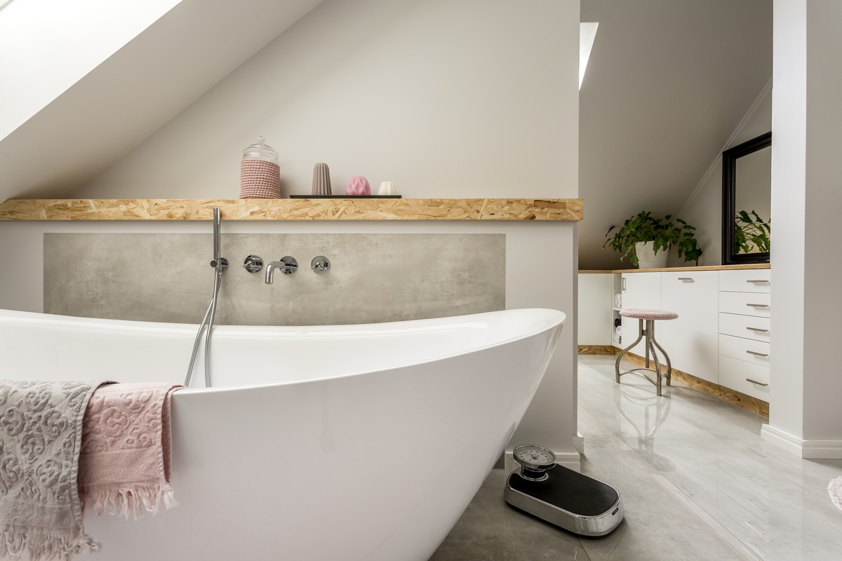 baignoire autoportante déco salle de bain bois gris et blanc