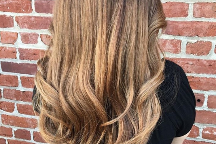 Balayage miel sur cheveux châtain foncé : idées pour s'inspirer
