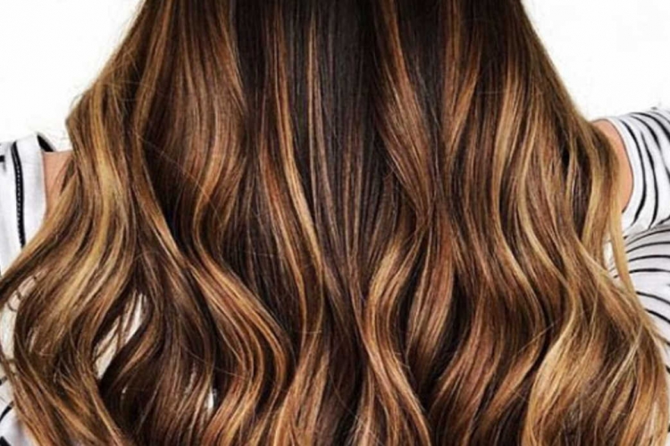 Balayage miel sur cheveux châtain foncé : idées pour s'inspirer