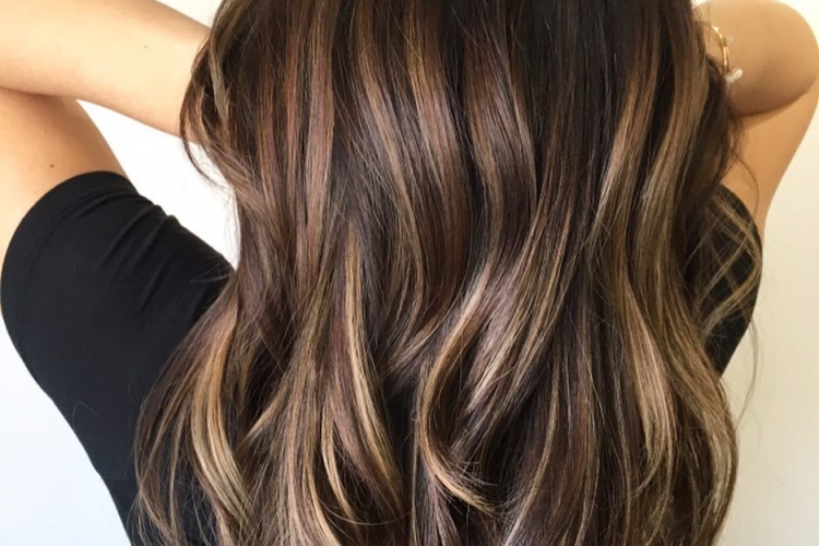 Balayage miel sur cheveux châtain foncé : idées pour s'inspirer