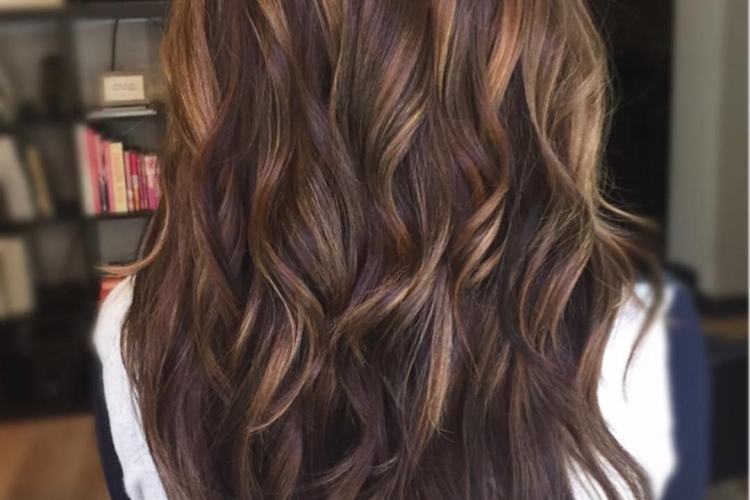 Balayage miel sur cheveux châtain foncé : idées pour s'inspirer