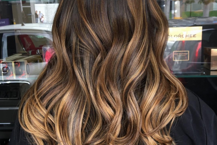 Balayage miel sur cheveux châtain foncé : idées pour s'inspirer