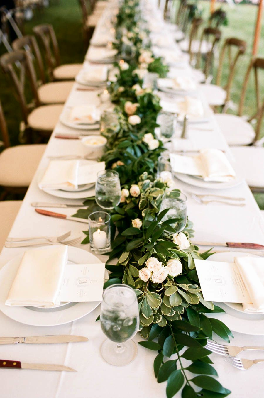 branches d'eucalyptus mariées aux roses blanches déco de table élégante