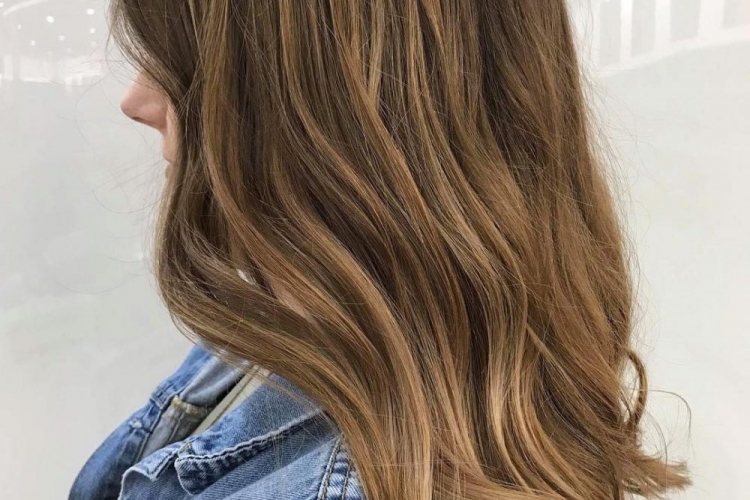 Balayage miel sur cheveux châtain foncé : idées pour s'inspirer