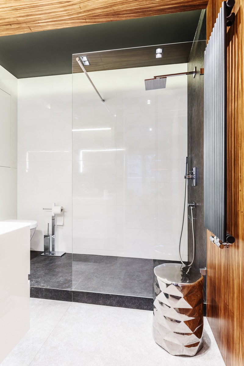 cabine de douche moderne déco grise mur bois accessoires design