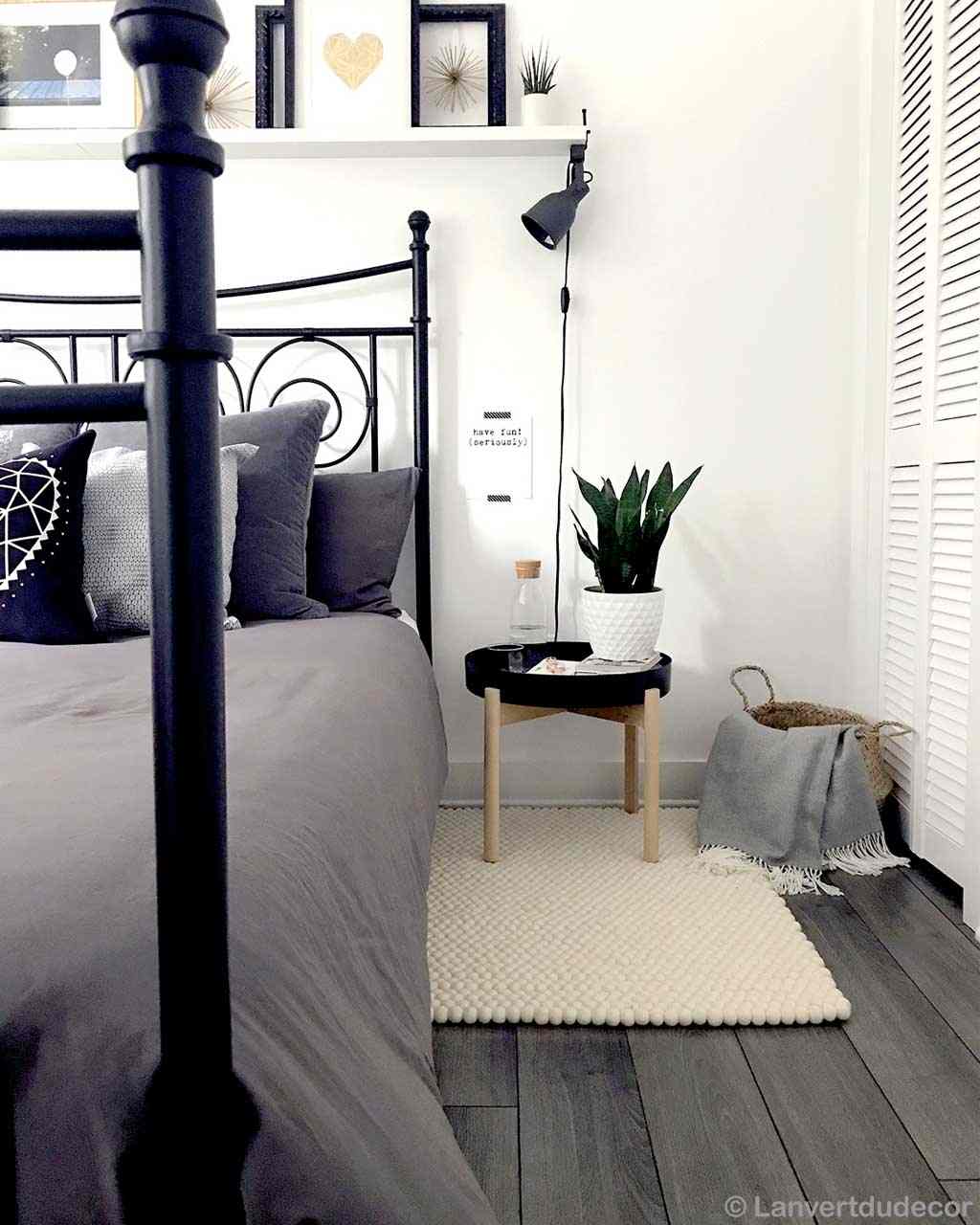 chambre a coucher simple au style scandinave