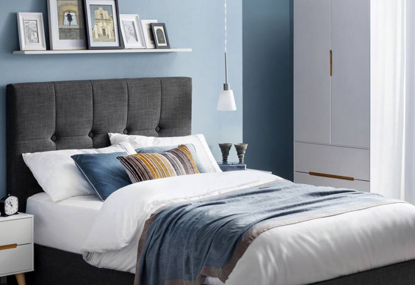 chambre à coucher simple scandinave avec accent bleu