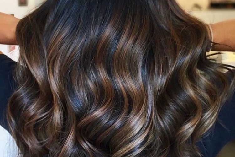 Balayage miel sur cheveux châtain foncé : idées pour s'inspirer