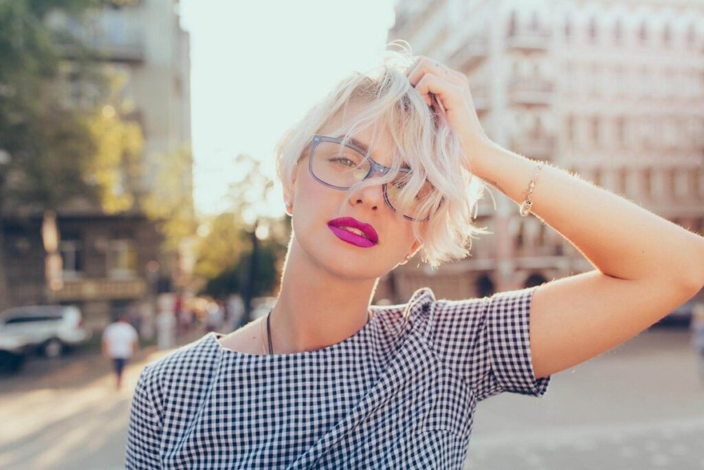 cheveux courts bouclés make-up à privilégier astuces