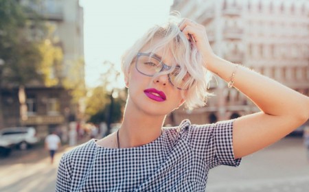 cheveux courts bouclés make-up à privilégier astuces