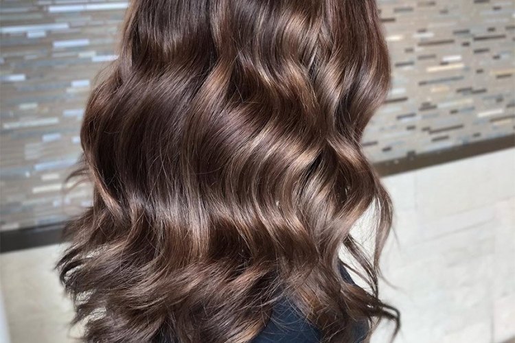 Couleur de cheveux marron : nuances qui vous feront oublier le blond