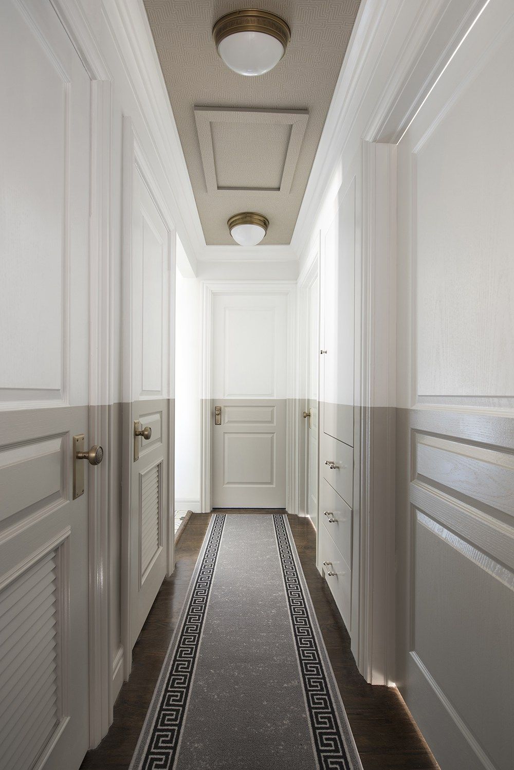 couloir gris et blanc portes