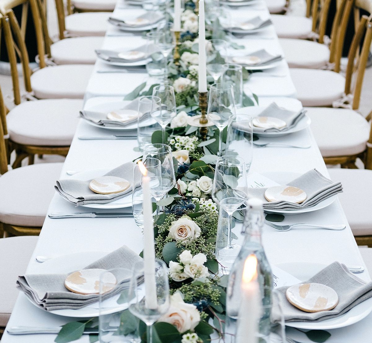 déco de table ultra sophistiquée eucalyptus roses tons blancs