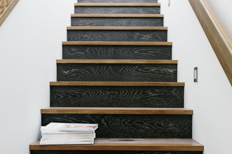 Escalier noir et bois moderne en quelques designs splendides