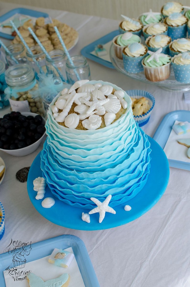 décoration gâteau anniversaire effet ombré coquillages de mer cupcakes assortis