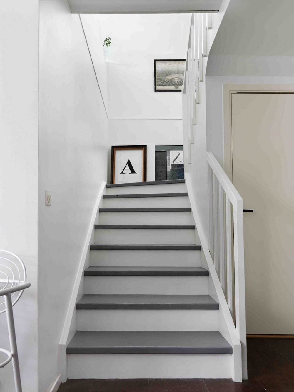 escalier blanc avec marches bois peint gris