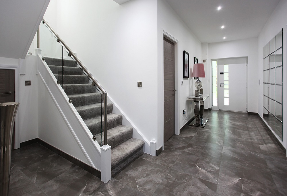 escalier blanc et gris avec tapis
