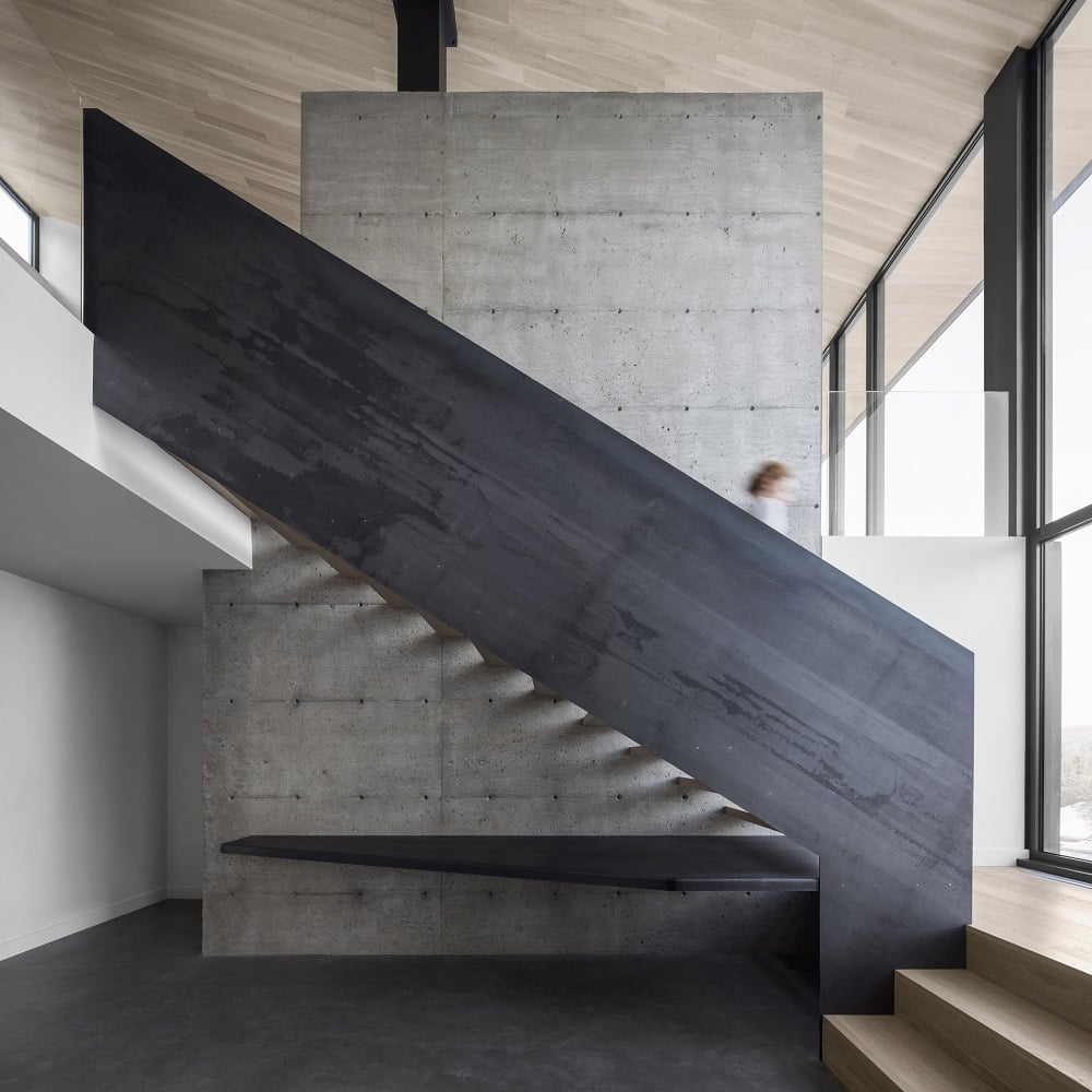 escalier béton gris foncé blanc
