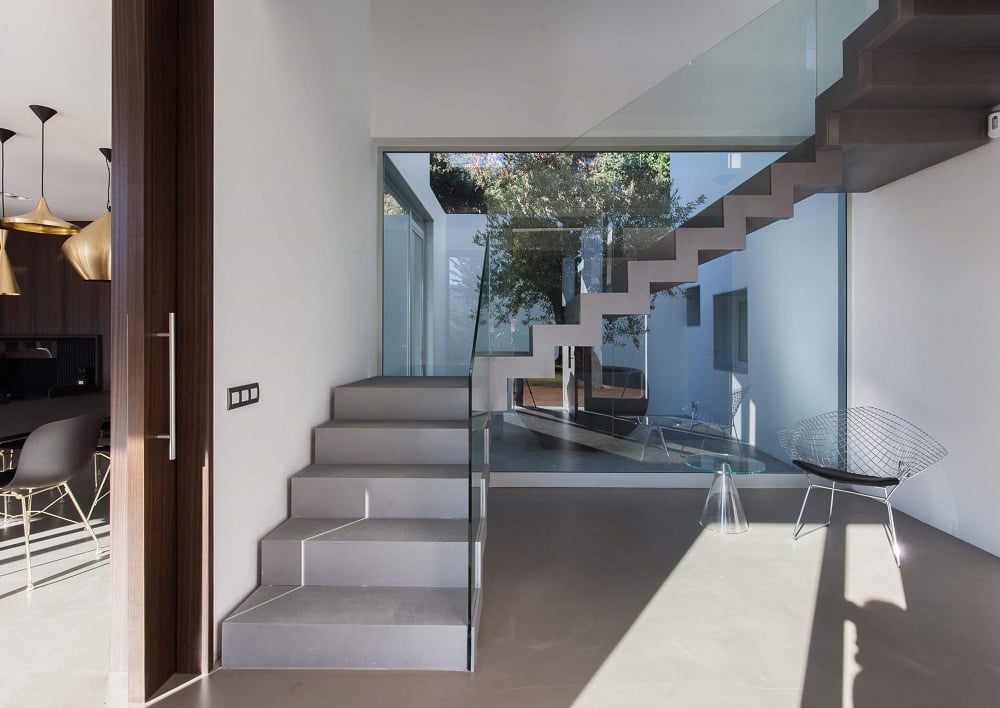 escalier béton verre gris et blanc