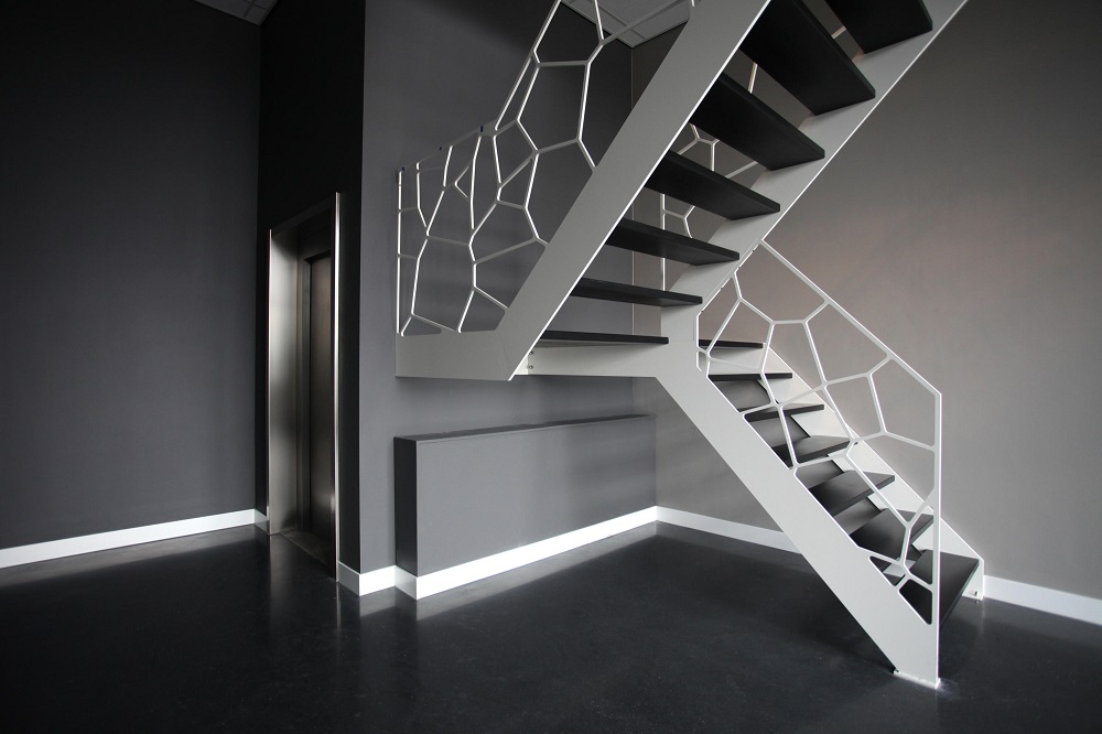 escalier design sur mesure en blanc et gris